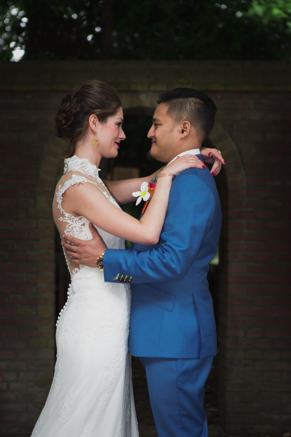 kimberly staat in trouwjurk