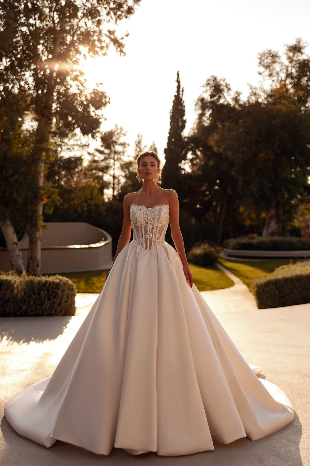 Prinsessen trouwjurk Demetrios 1518 met kanten see-through korsetlijfje en een satijnen, wijde rok. Vooraanzicht.