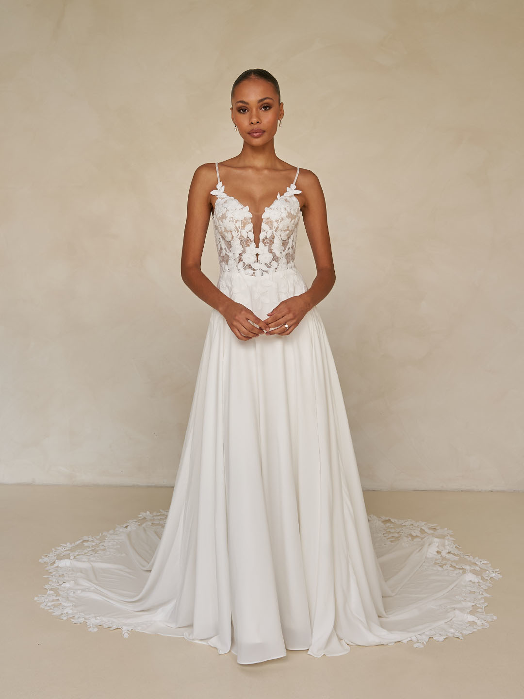 A-lijn trouwjurk Whyte van Madi Lane met kanten V-hals lijfje en flowy rok, vooraanzicht met kanten sleep.