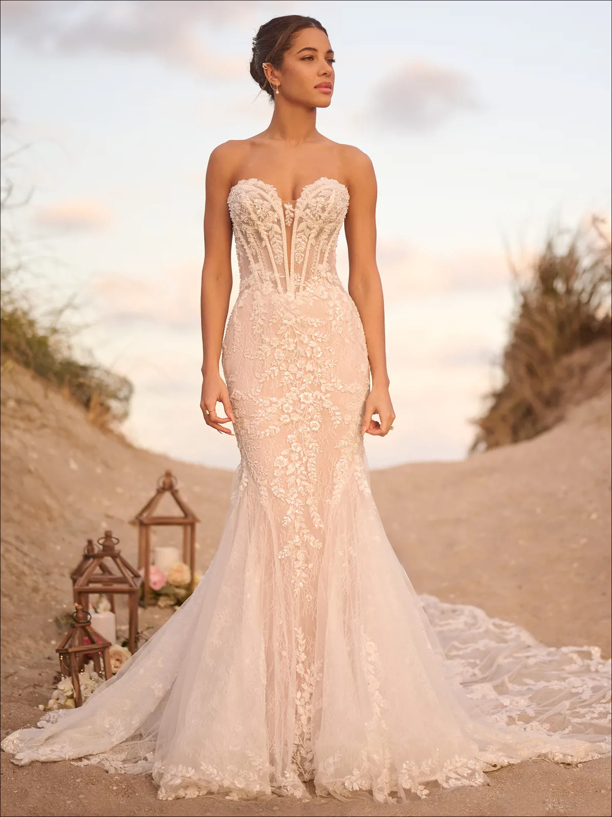 Strapless zeemeermin trouwjurk Benjie-Royale van Maggie Sottero. Vooraanzicht van de jurk met kanten korsetlijfje.