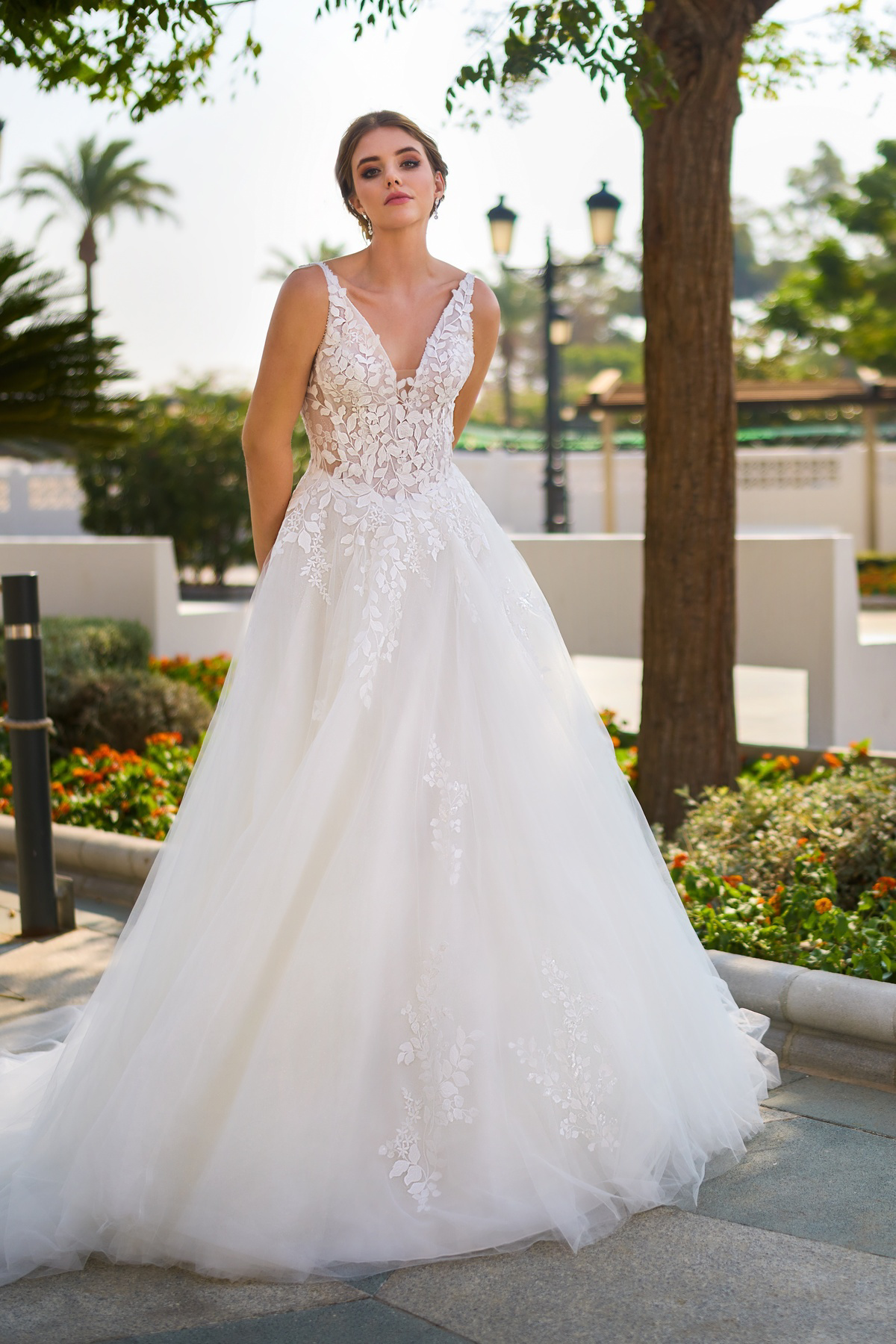 A-lijn trouwjurk 26222 van Tres chic met diepe V-hals en een kanten see-through lijfje, vooraanzicht.