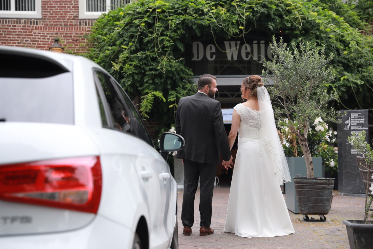 Noeshin in trouwjurk