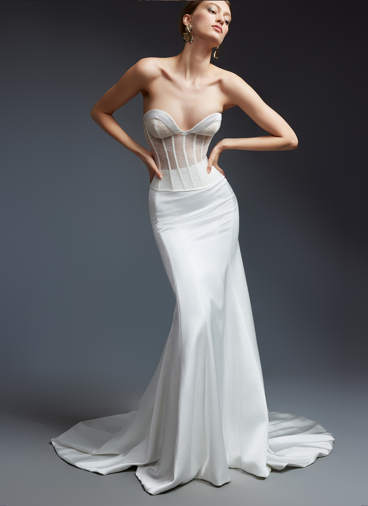 Trouwjurk zeemeermin NAVY van Ines di Santo. Vooraanzicht met see-through korset en satijnen rok. Exclusief bij Bruidshuis Diana.