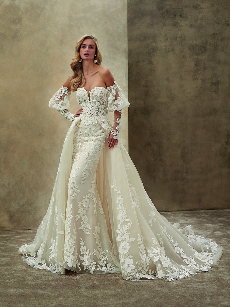 Off-shoulder zeemeermin trouwjurk 1538 Demetrios. Vooraanzicht van deze kanten jurk met overrok en pofmouwen.