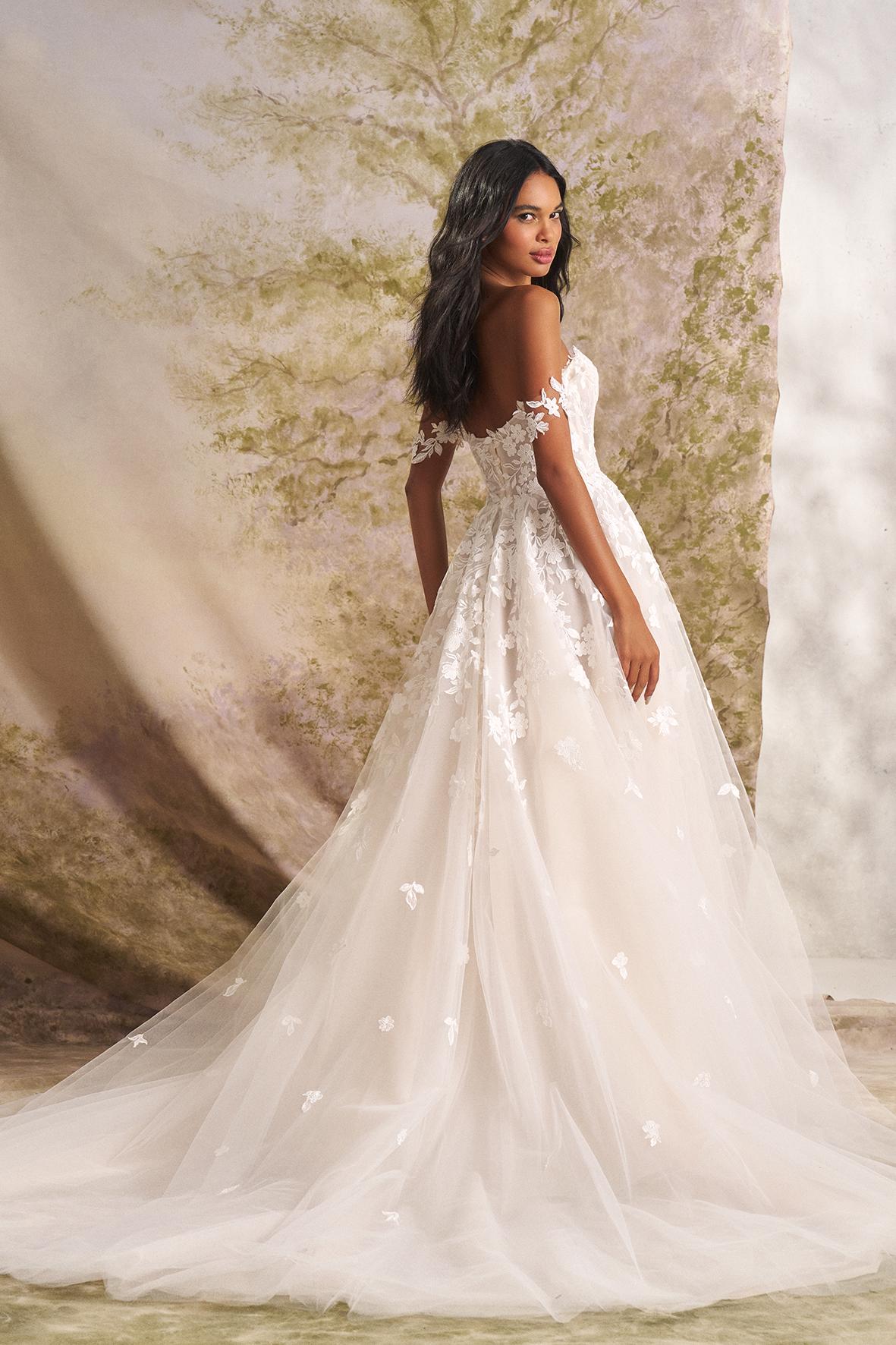 Off-shoulder bruidsjurk Normandy van Ines di Santo. Achteraanzicht van de A-lijn jurk met kanten details en lange sleep.