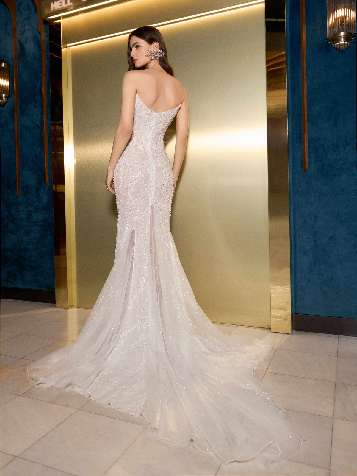 Strapless zeemeermin trouwjurk Gatsby van Galia Lahav. Achteraanzicht van de jurk met parels, glitter en lage rug.