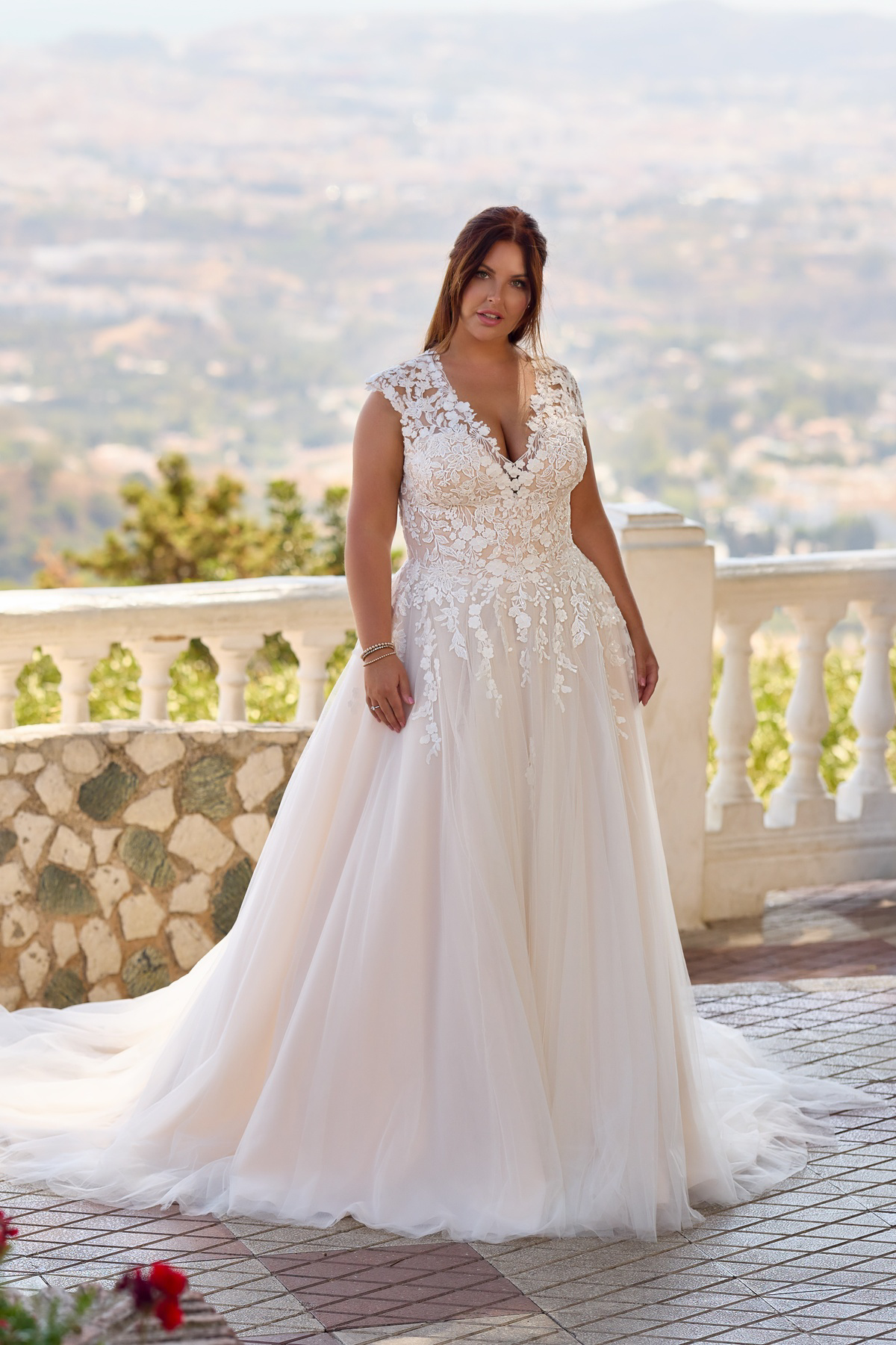 A-lijn trouwjurk 26321 van Tres chic met kanten V-hals en kapmouwtjes. Vooraanzicht van deze romantische bruidsjurk.