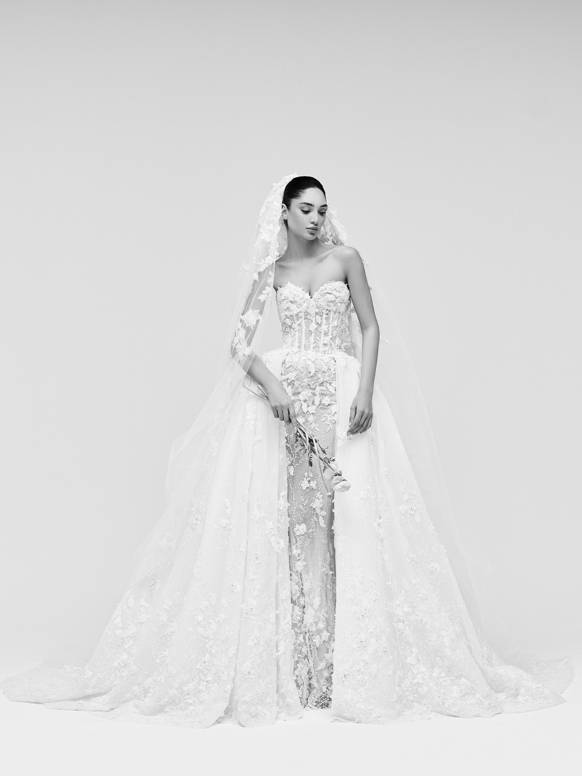 Couture trouwjurk Yana van Zuhair Murad vooraanzicht met strapless korsetlijfje en see-through overrok, exclusief bij Bruidshuis Diana.