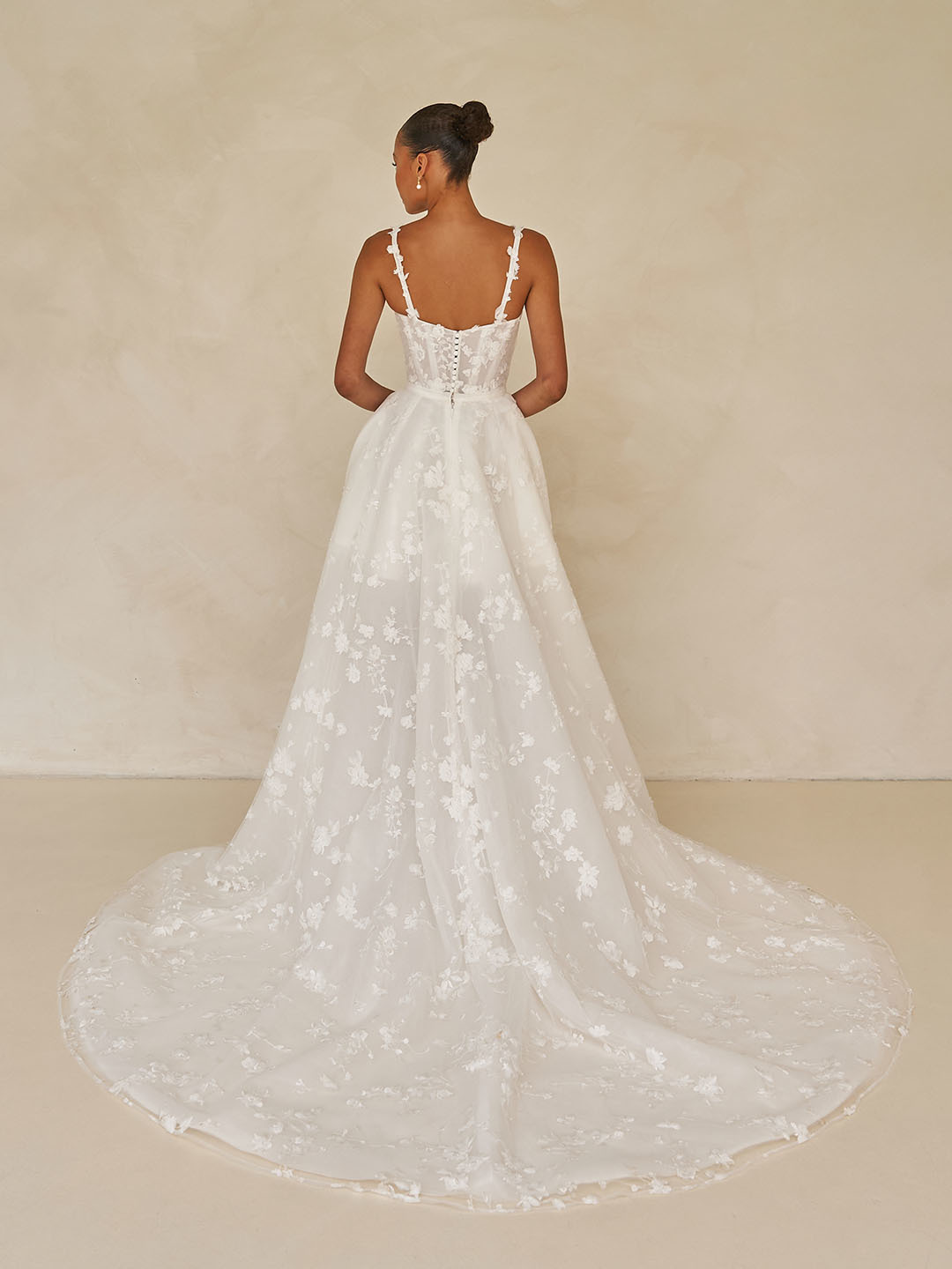 A-lijn trouwjurk Waverly met kant van Ines di Santo. Achteraanzicht met korsetlijfje, picpac knoopjes en een lange sleep.