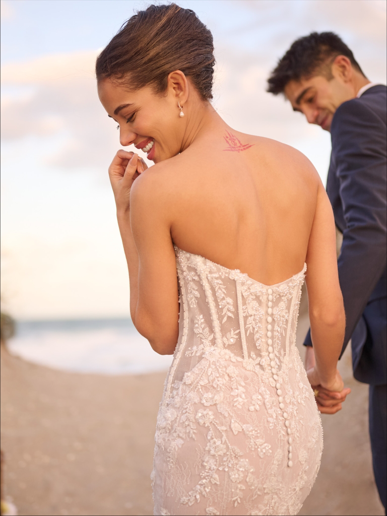 Trouwjurk met lage rug Benjie-Royale Maggie Sottero. Achteraanzicht van het kanten, see-through korsetlijfje met baleinen.