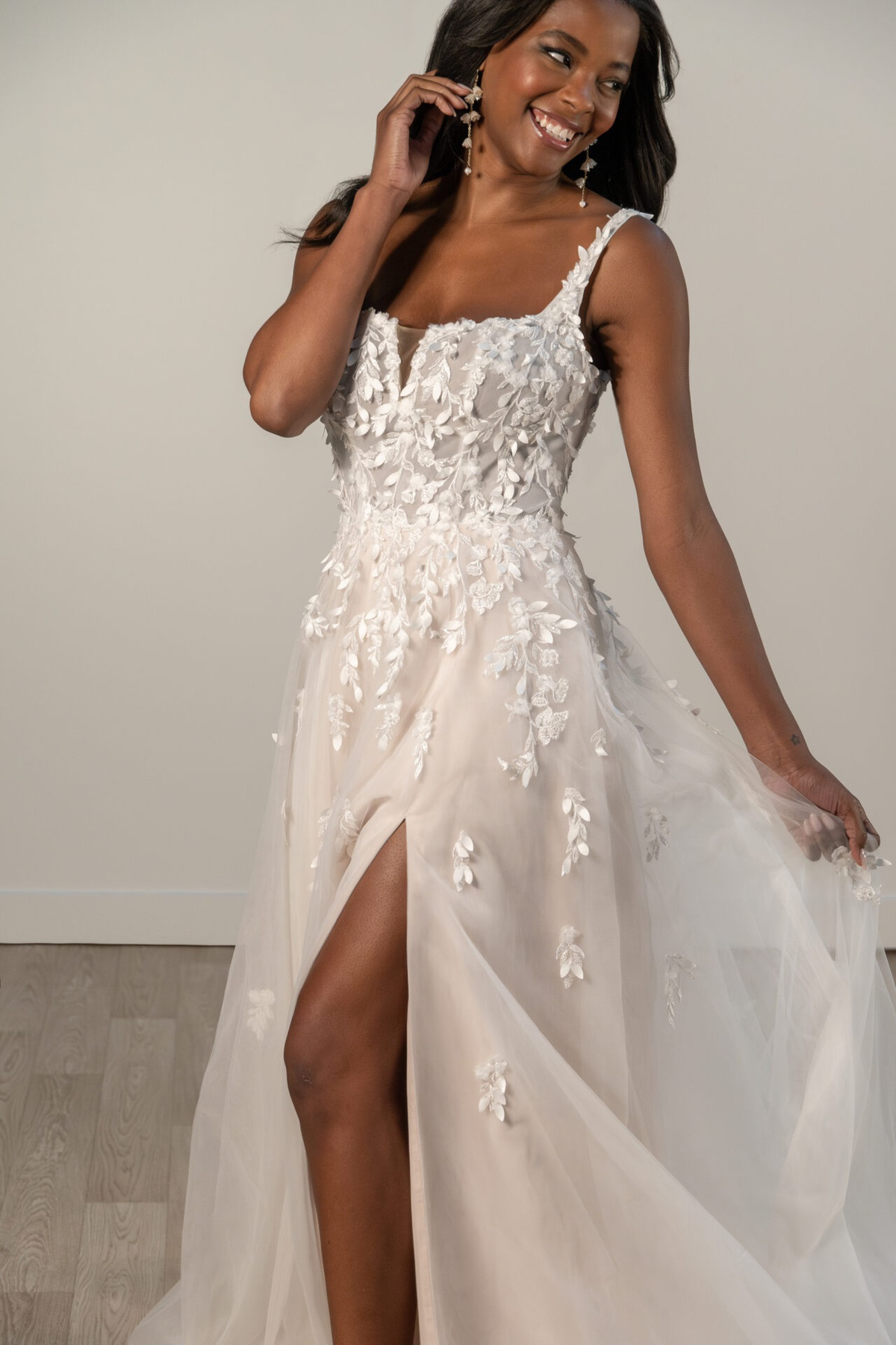 Romantische A-lijn trouwjurk 7965 van Stella York met hoge split en 3D kanten bladmotief. Vooraanzicht.