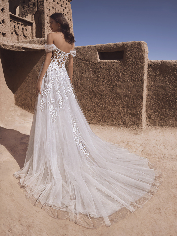 A-lijn trouwjurk Taylee van Blue by Enzoani. Achteraanzicht met off-shoulder bandjes en een see-through kanten korsetlijfje.