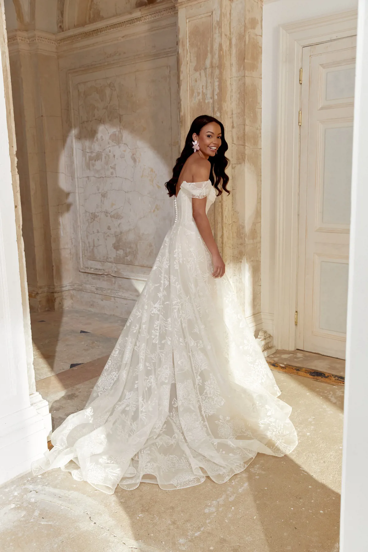 A-lijn trouwjurk met kant 44544 van Sincerity Bridal. Achteraanzicht van de off-shoulder bruidsjurk met picpac knoopjes.