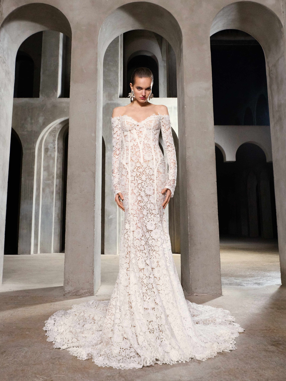 Kanten trouwjurk Whisper van Galia Lahav met off-shoulder lange mouwen, exclusief bij Bruidshuis Diana. Vooraanzicht jurk.
