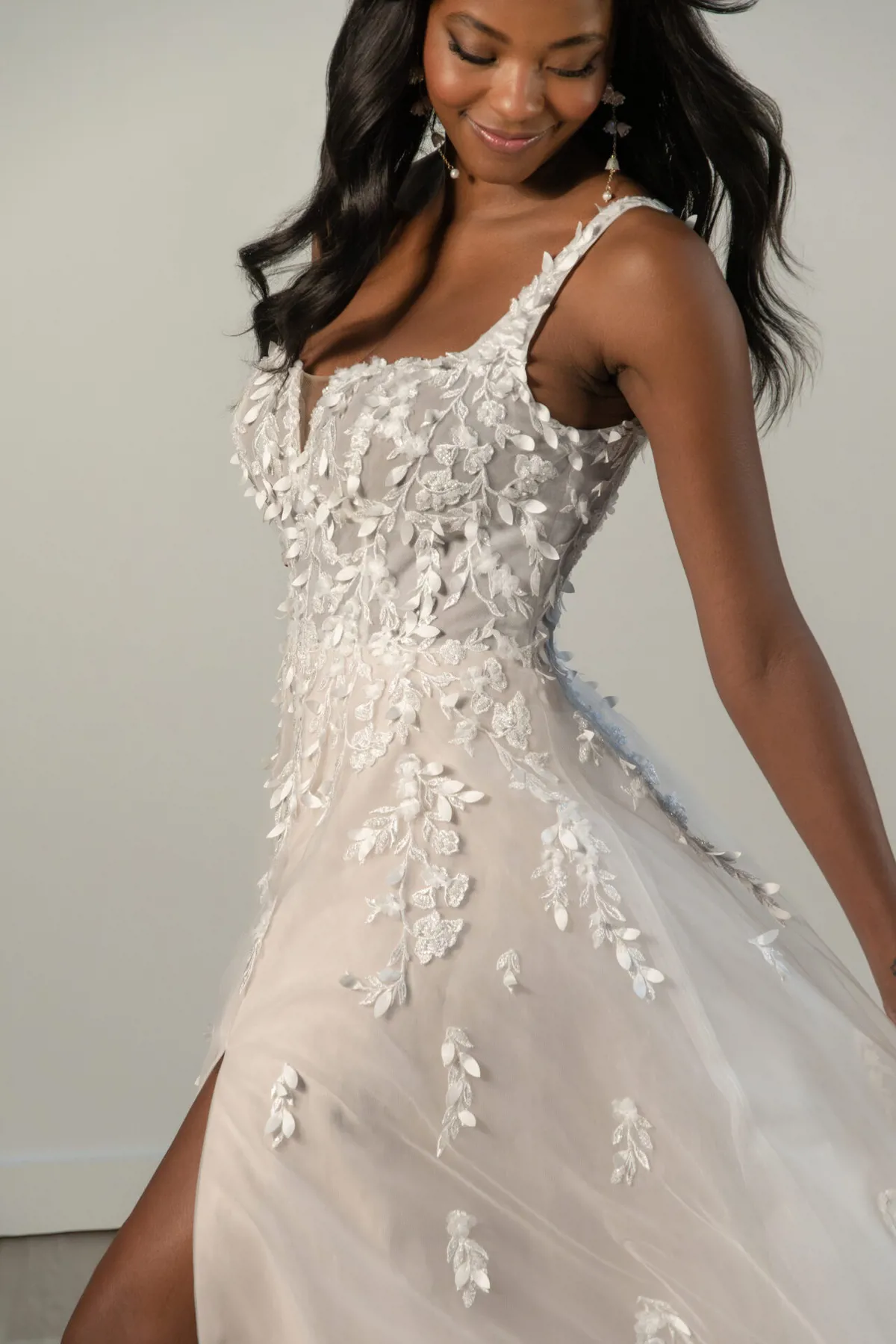 Trouwjurk met 3D kant 7965 van Stella York. Close-up van de V-hals en de flowy tule rok met een hoge split.