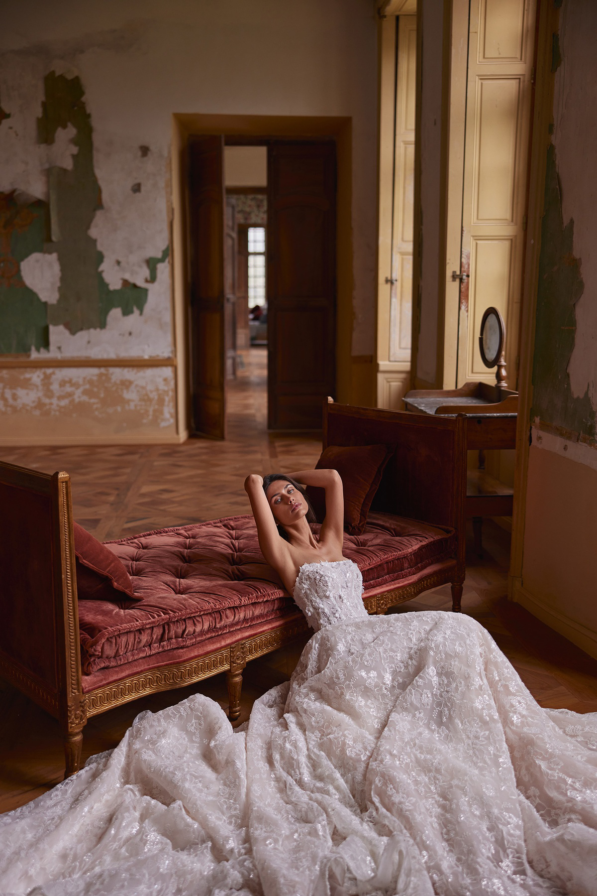 Strapless prinsessenjurk Sybil van Pronovias. Vooraanzicht van het kanten korsetlijfje en de weelderige glitter rok.
