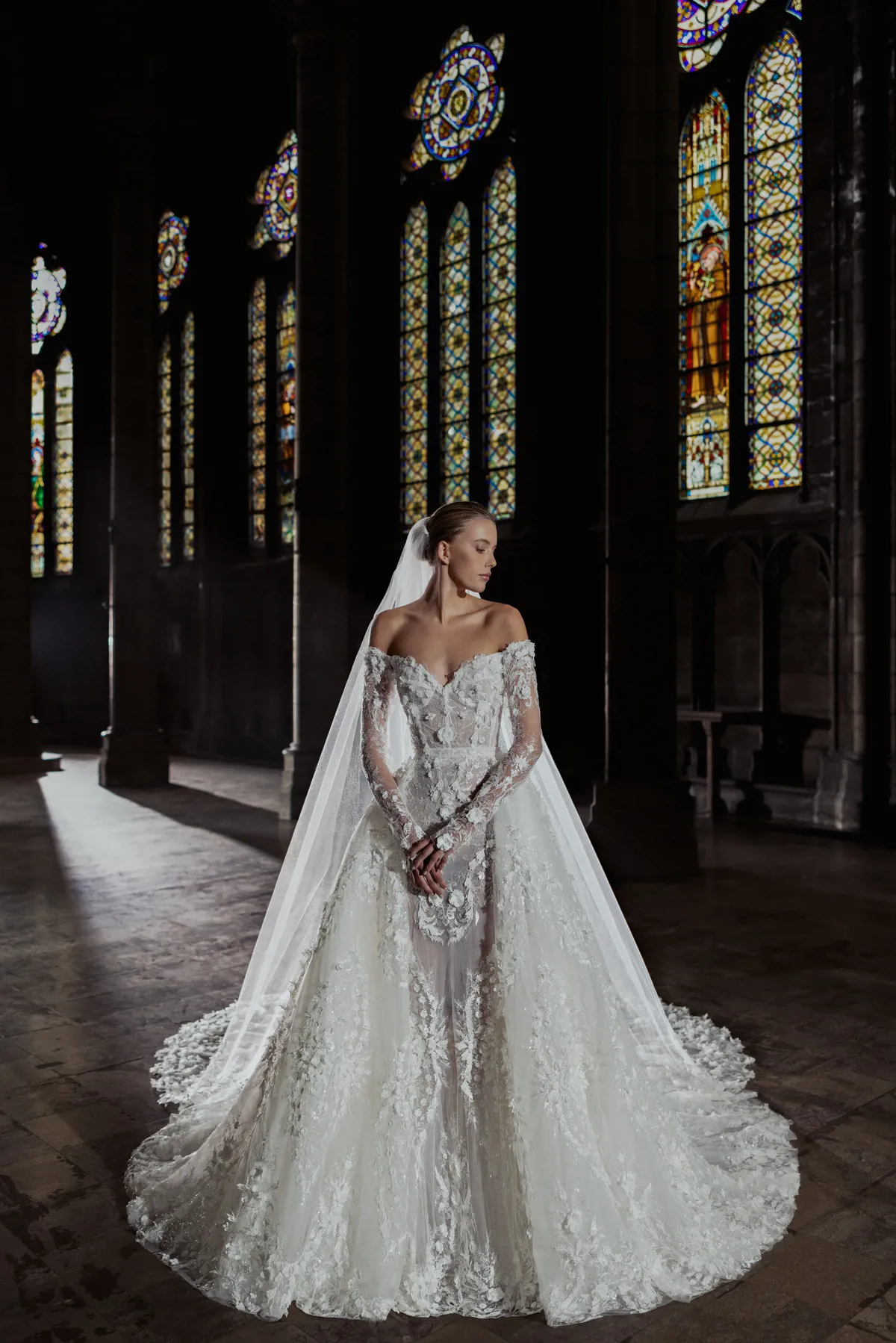 Off-shoulder trouwjurk Hannah van Zuhair Murad met 3D kant en overrok. Vooraanzicht, exclusief bij Bruidshuis Diana.
