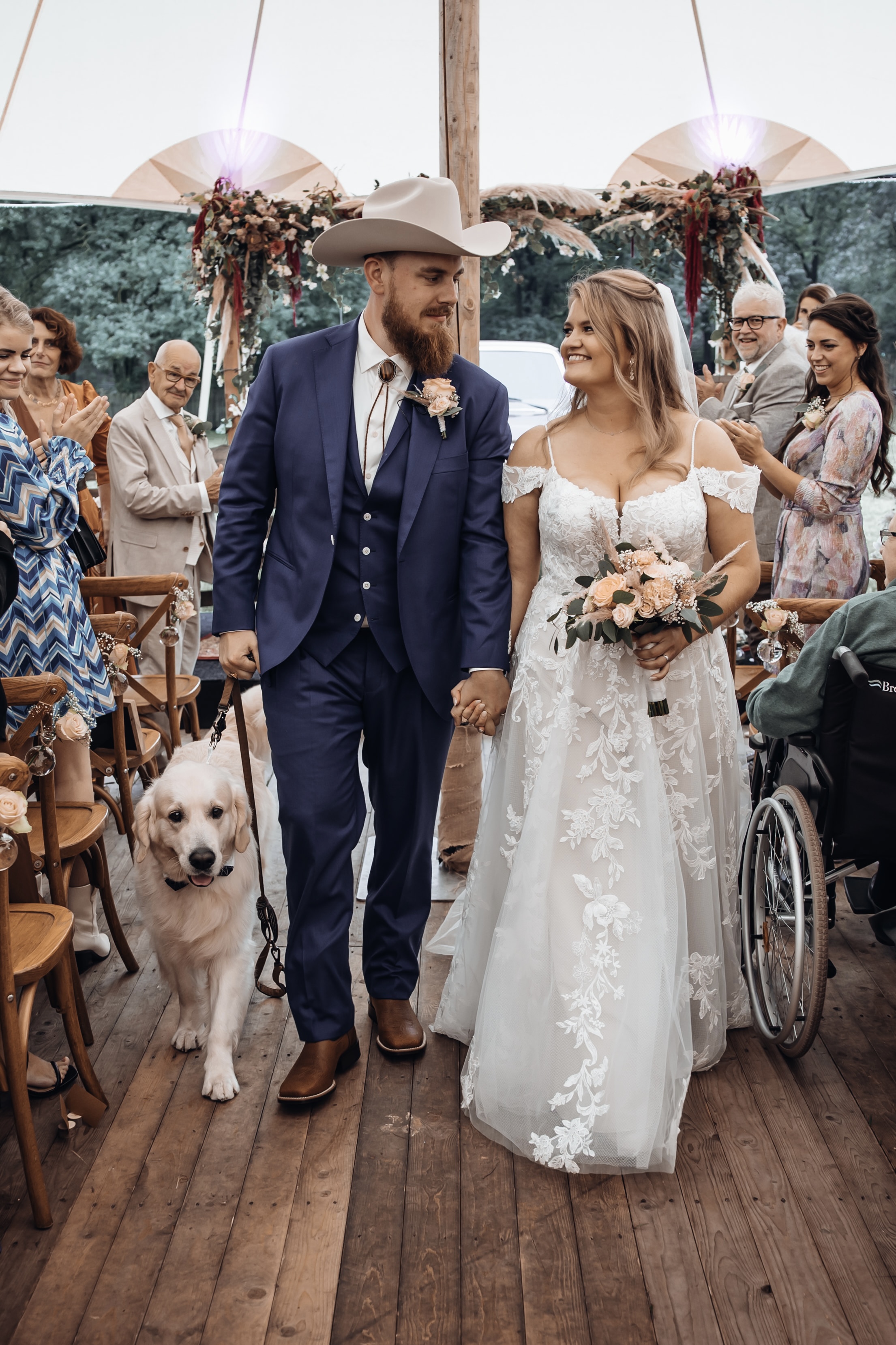bregje in haar trouwjurk met een hond