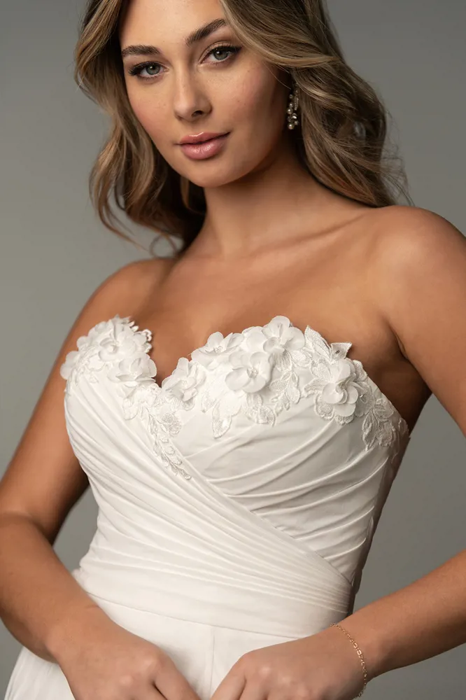 Strapless trouwjurk 8145 Stella York met 3D bloemen. Close-up van het romantisch gedrapeerde sweetheart lijfje.