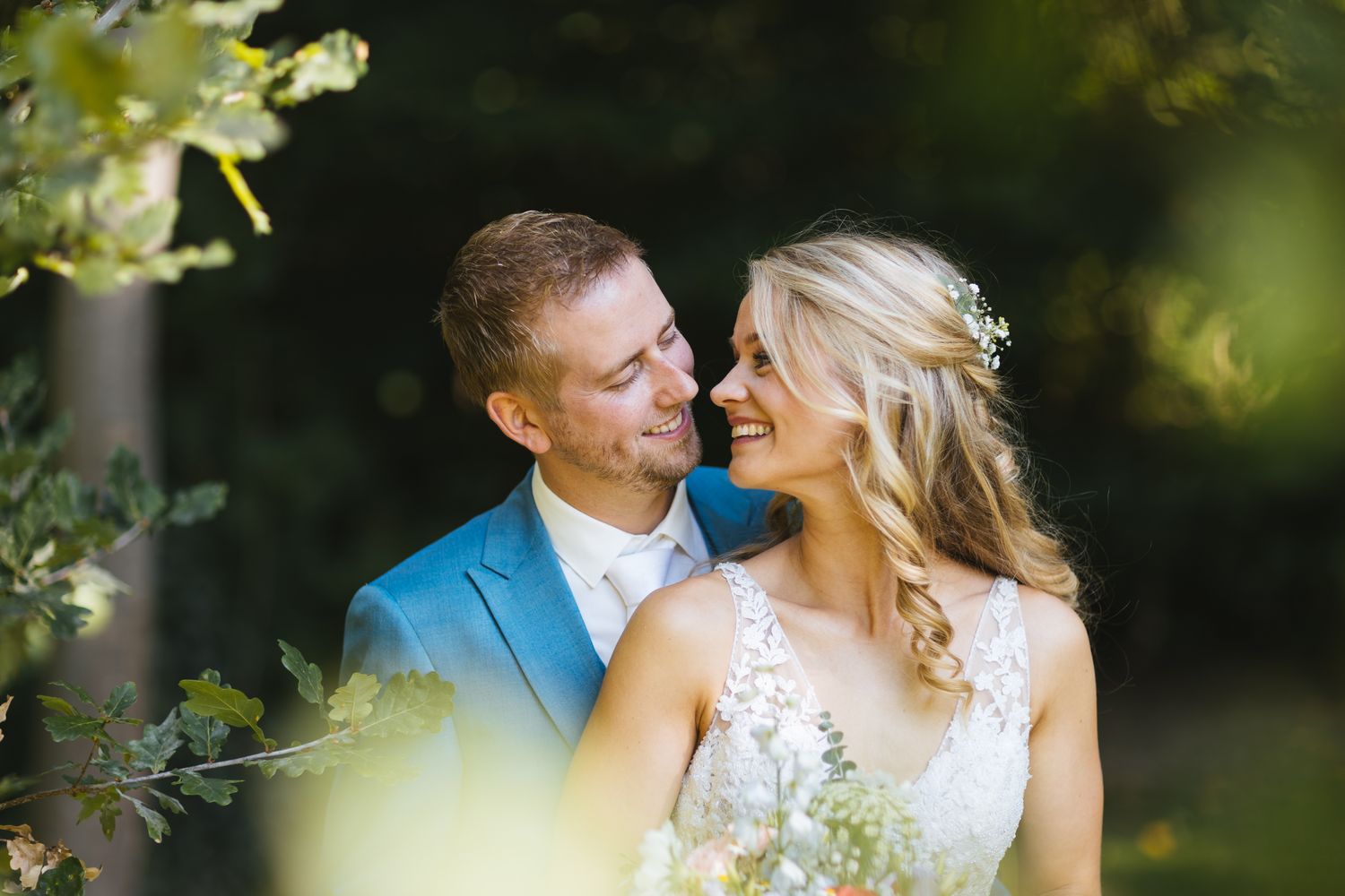 kim in bruidsjurk onder boom