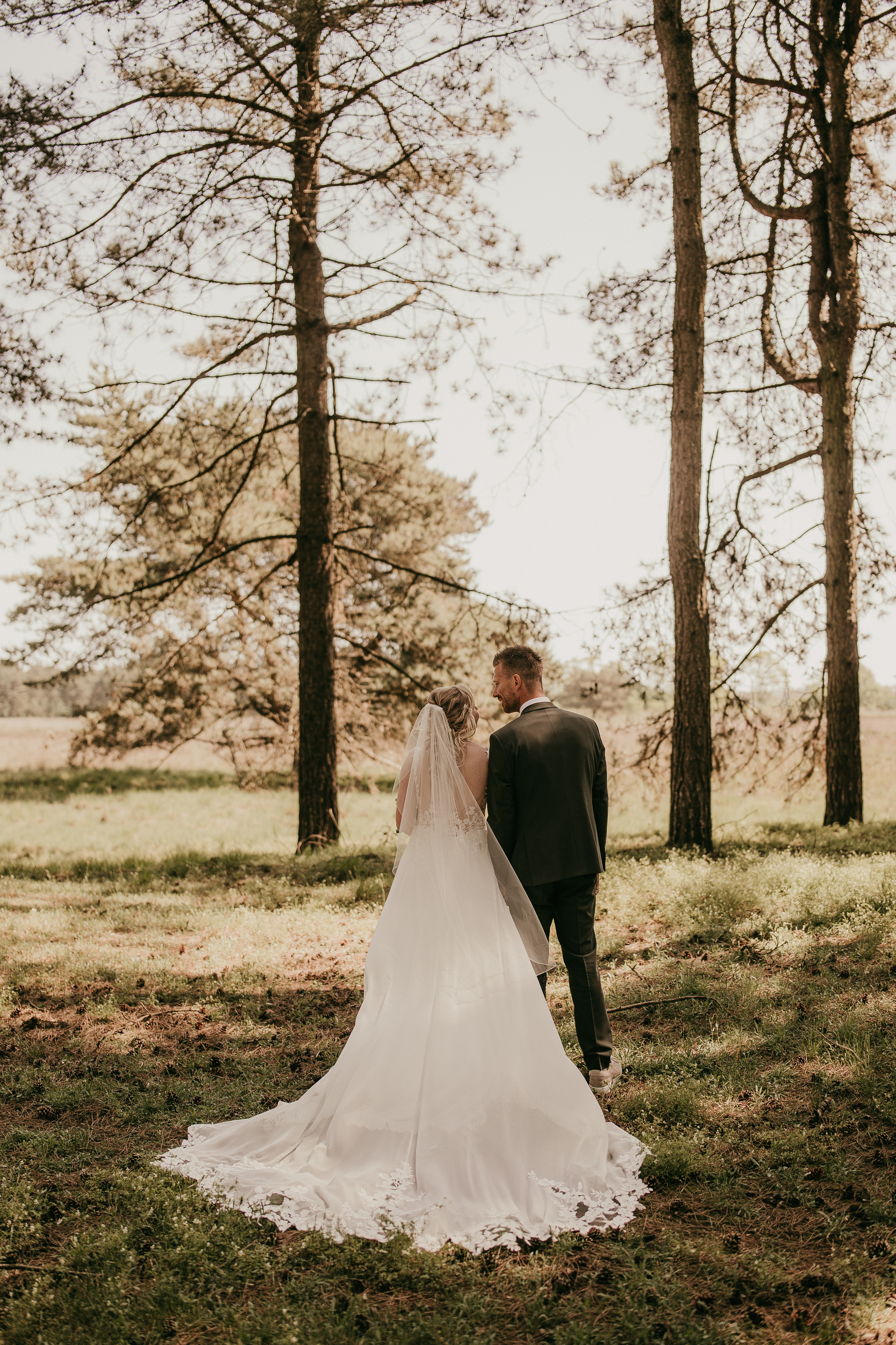 rianne in trouwjurk met haar man