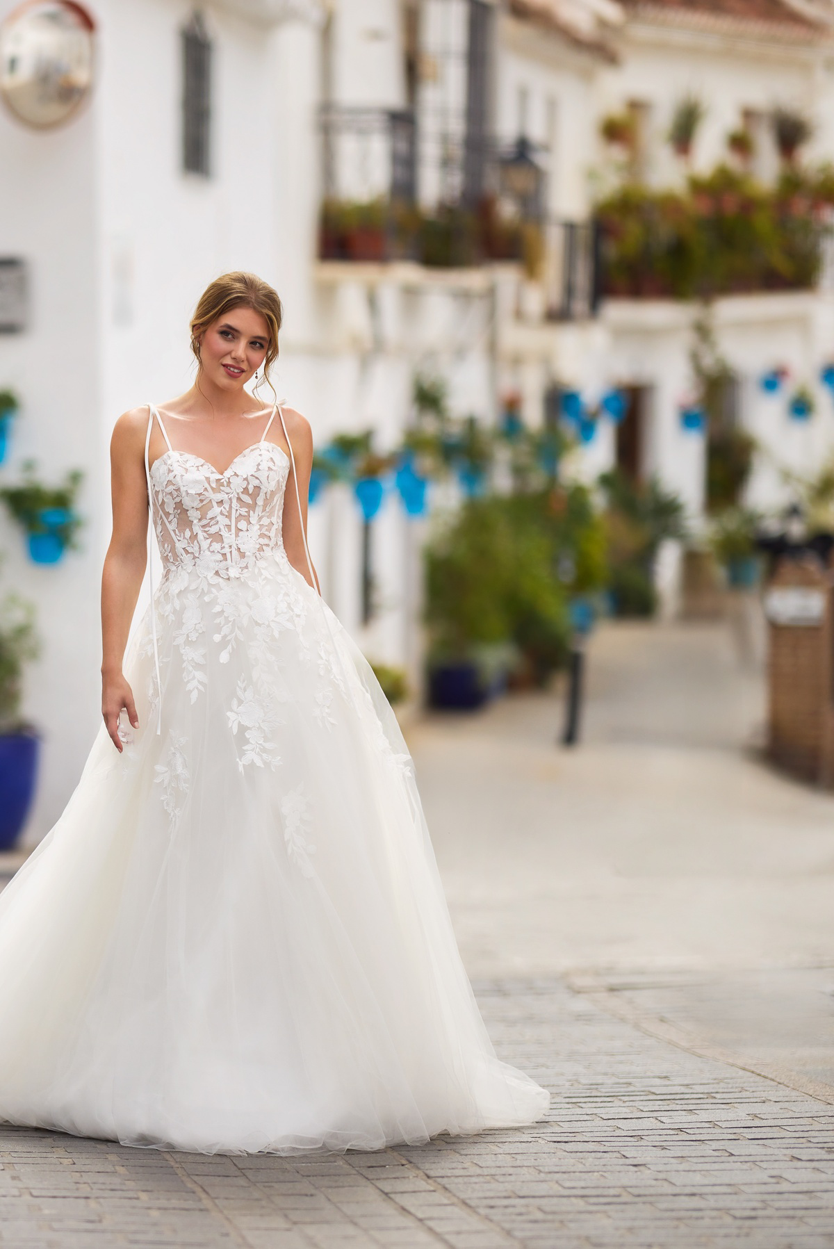 A-lijn trouwjurk 26422 van Tres chic vooraanzicht met see-through korsetlijfje en kanten details op de tule rok.