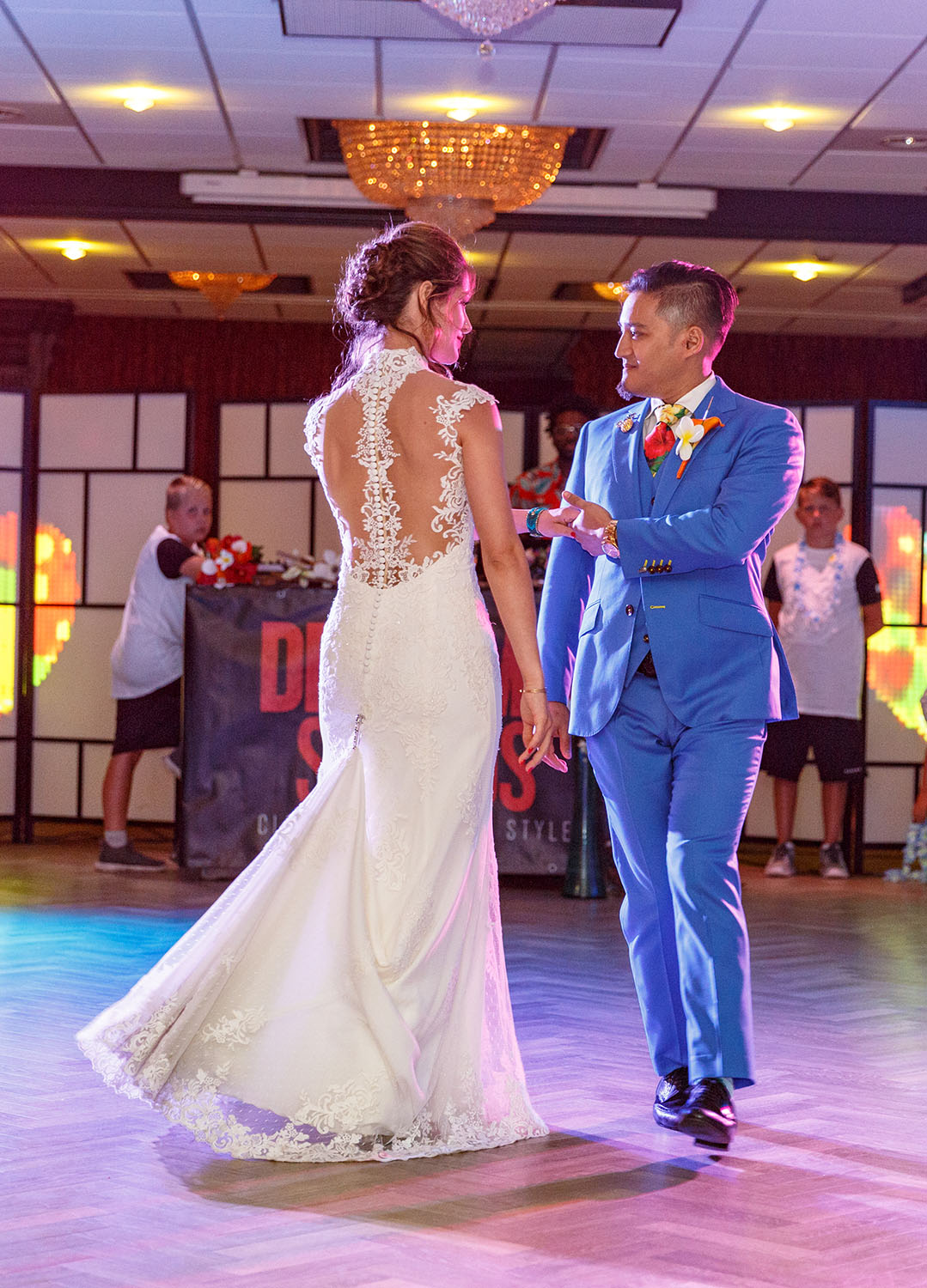 kimberly danst in trouwjurk