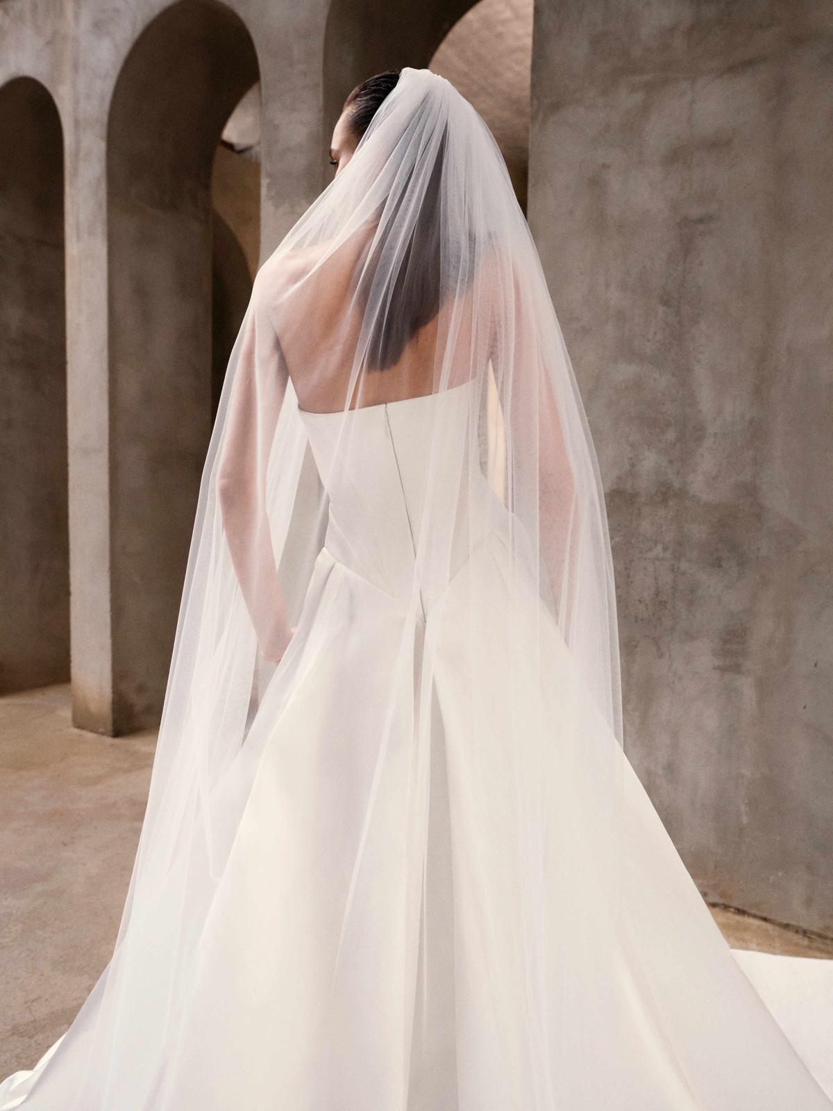 Strapless trouwjurk Dynasty van Galia Lahav. Achteraanzicht van de minimalistische prinsessenjurk met een lage rug.