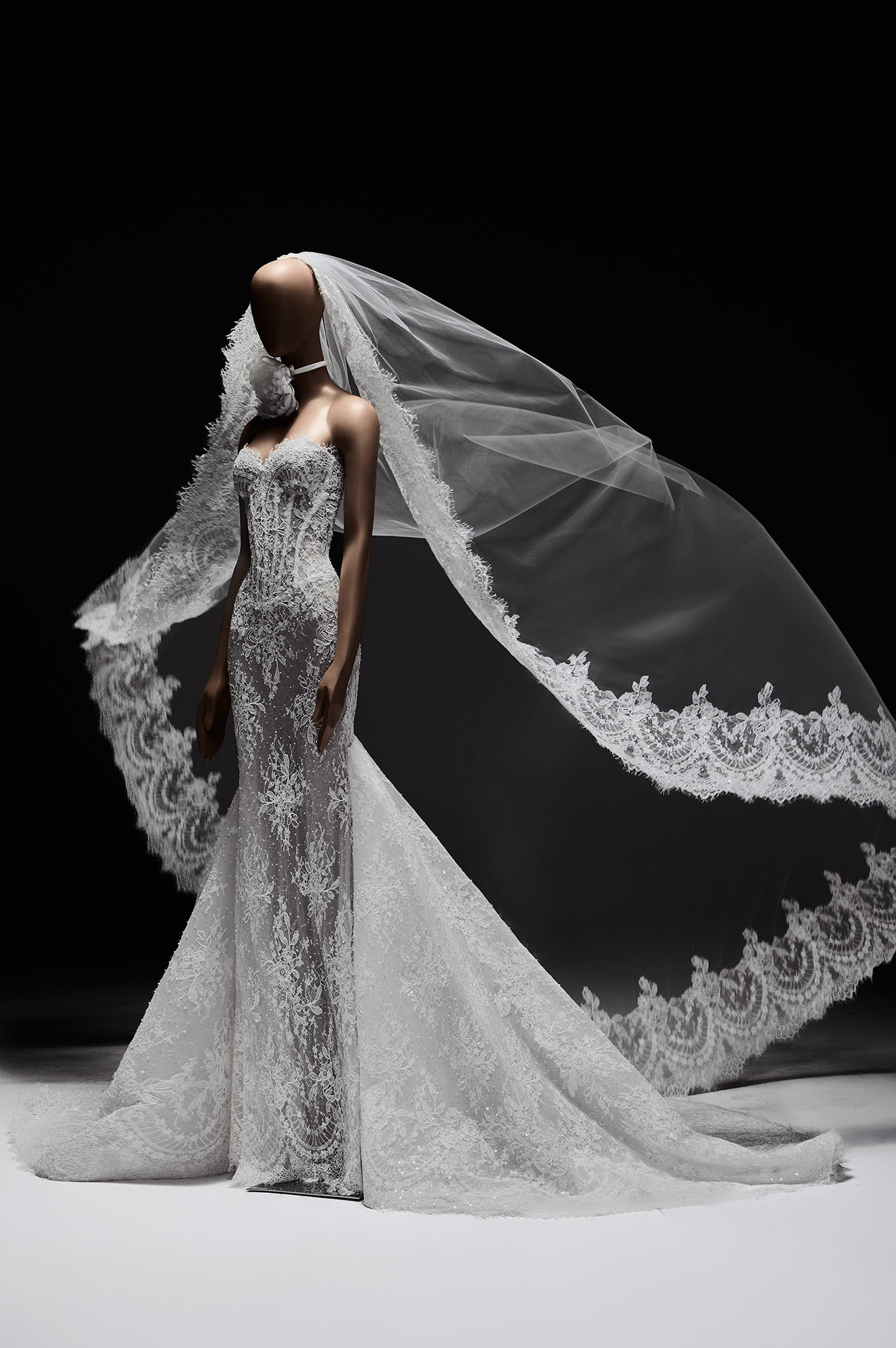 Zuhair Murad Mariage Spring 2027 Look 7 strapless lace wedding dress with long train and embroidered veil