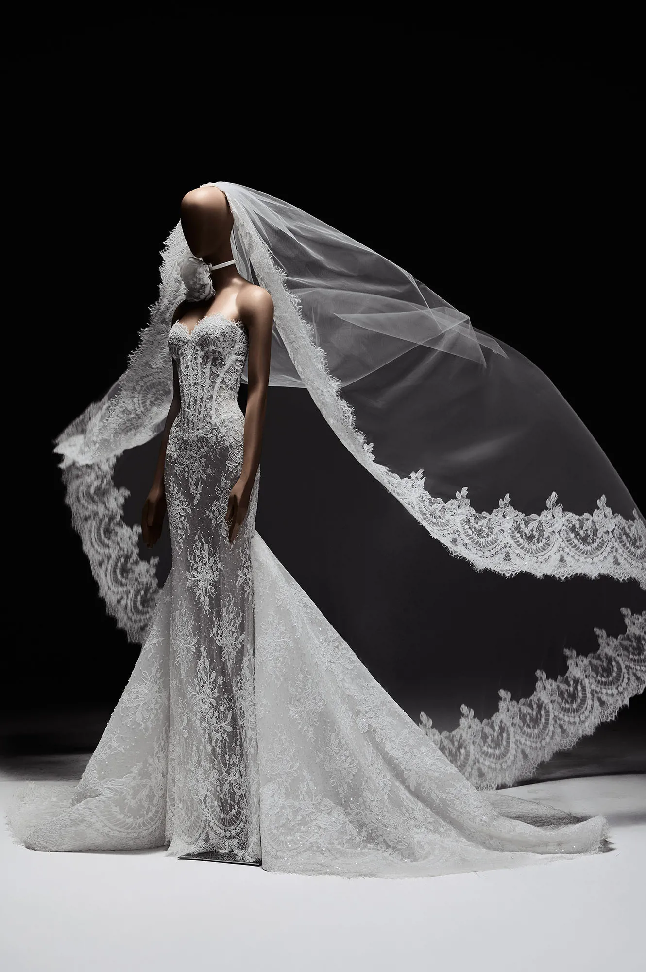 Zuhair Murad Mariage Spring 2027 Look 7 strapless lace wedding dress with long train and embroidered veil