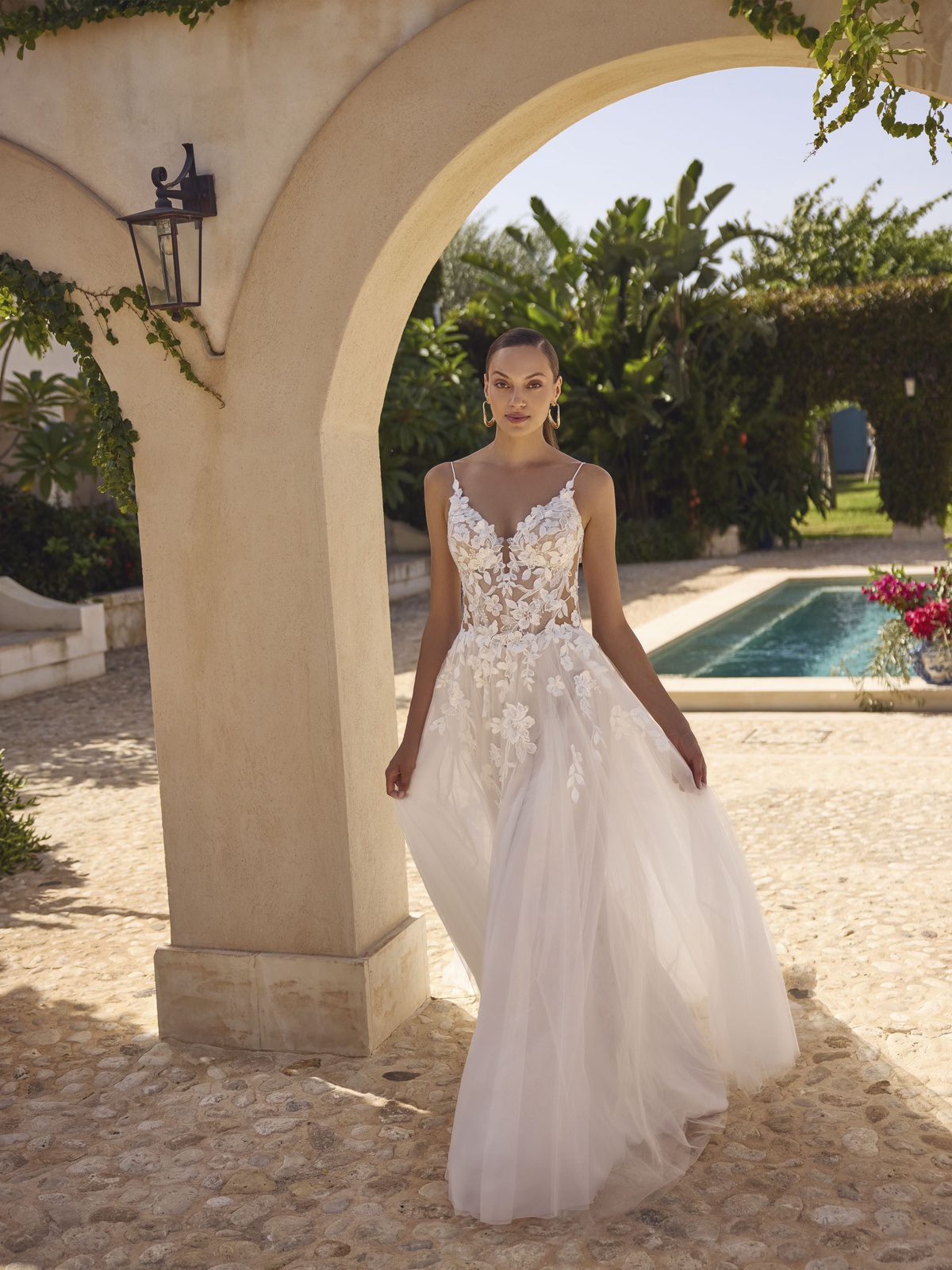 Trouwjurk met kant Galaxy van Modeca in A-lijn. Vooraanzicht van het see-through lijfje en de flowy tule rok.