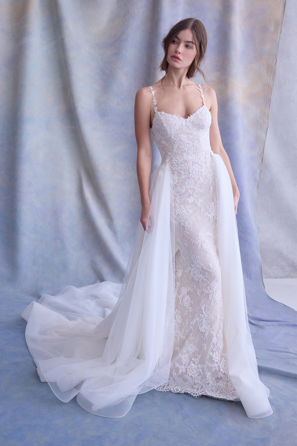 Trouwjurk met kant FLORESH van Ines di Santo, vooraanzicht met tule overrok, exclusief bij Bruidshuis Diana.