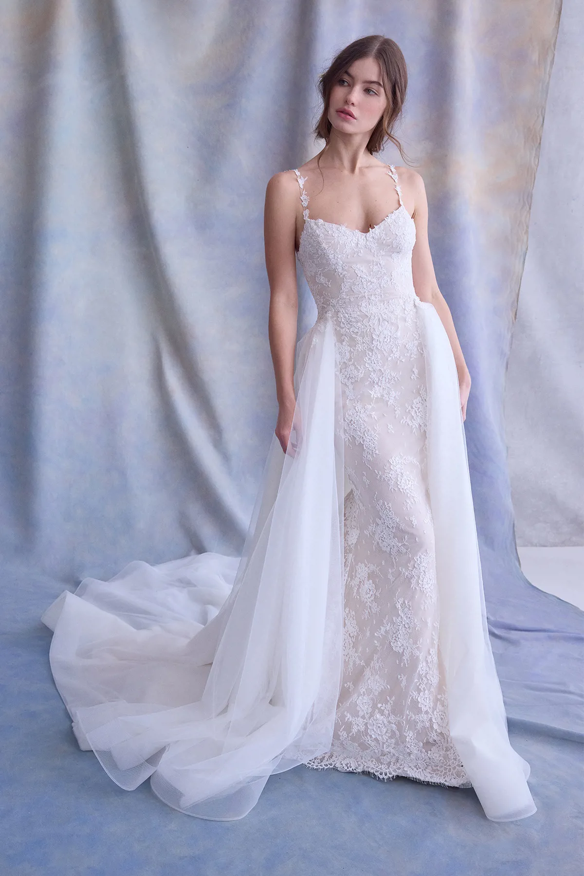 Trouwjurk met kant FLORESH van Ines di Santo, vooraanzicht met tule overrok, exclusief bij Bruidshuis Diana.
