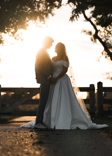 3.	real bride kikkie swiers bij zonsondergang in klassieke a-lijn trouwjurk van bruidshuis diana