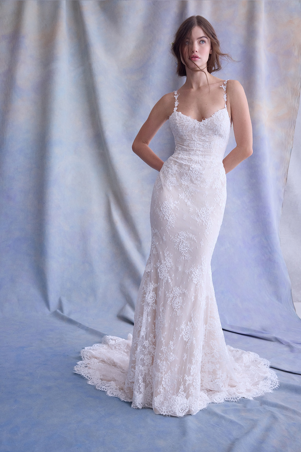 Kanten zeemeermin trouwjurk FLORES van Ines di Santo. Vooraanzicht met 3D bloemen op schouderbandjes, van Bruidshuis Diana.