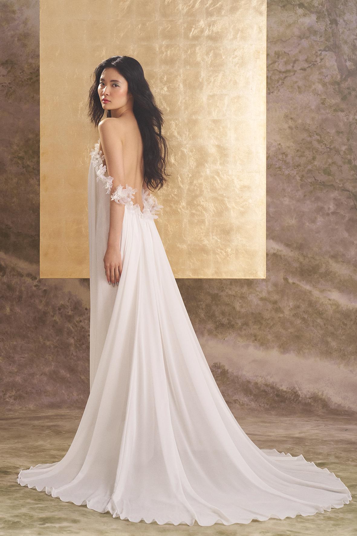 Bruidsjurk met open rug Lyon van Ines di Santo. Achteraanzicht van de effortless, flowy jurk met 3D bloemen applicaties.