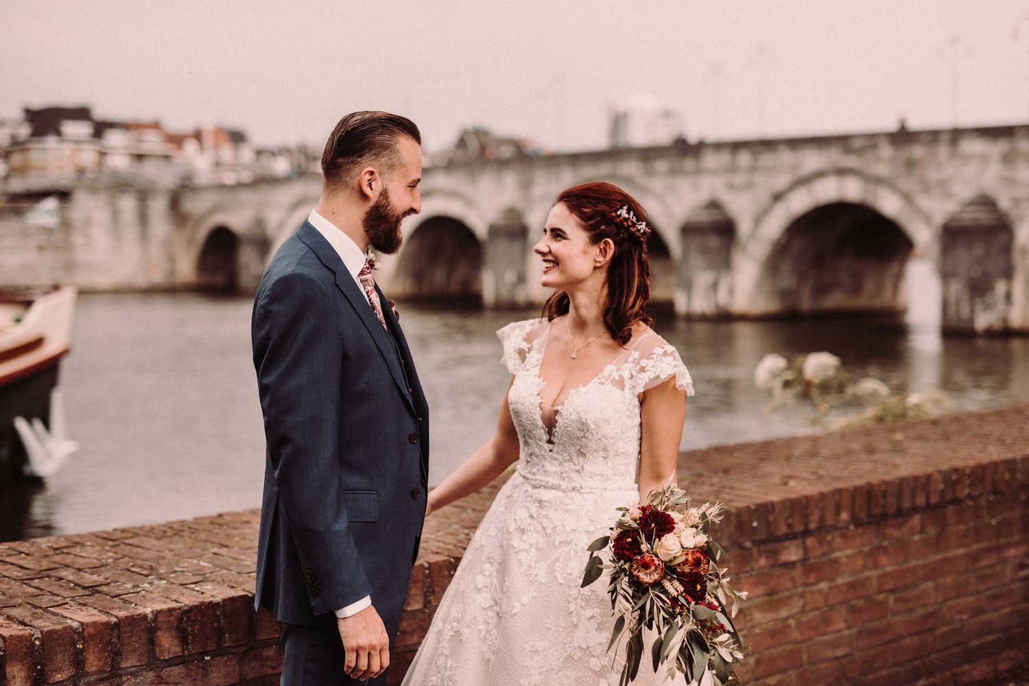 kim in een stella york trouwjurk