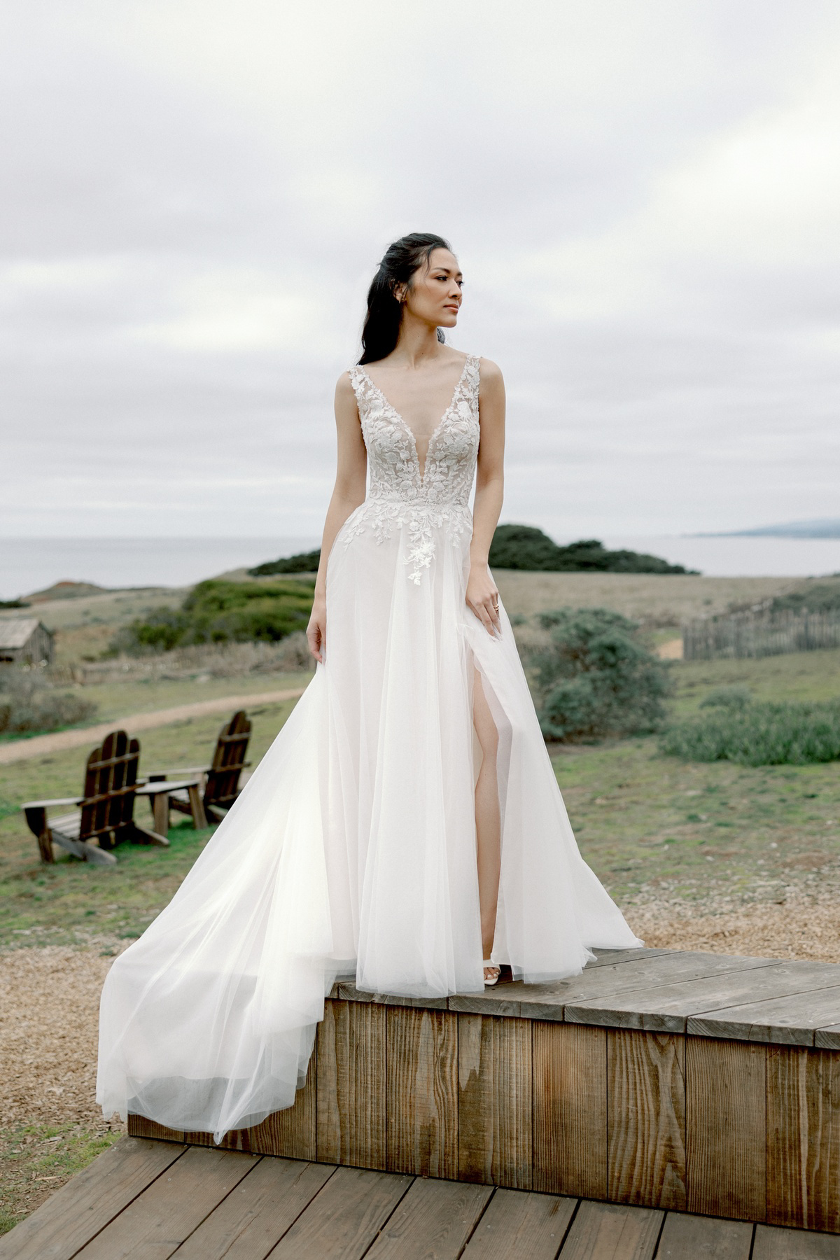 A-lijn trouwjurk 11418 van Adore. Vooraanzicht van deze romantische bruidsjurk met V-hals, kanten lijfje en hoge split.