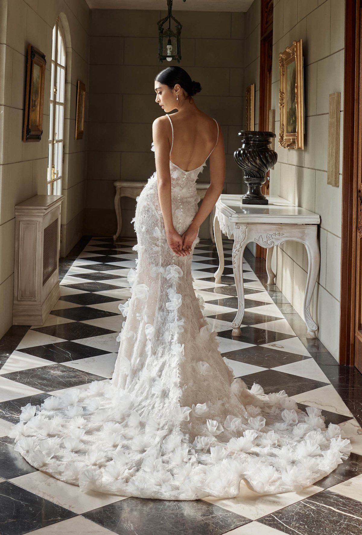 Zeemeermin trouwjurk Kona van Jeune by Madi Lane. Achteraanzicht van de lage rug en lange sleep met luxe 3D kant.