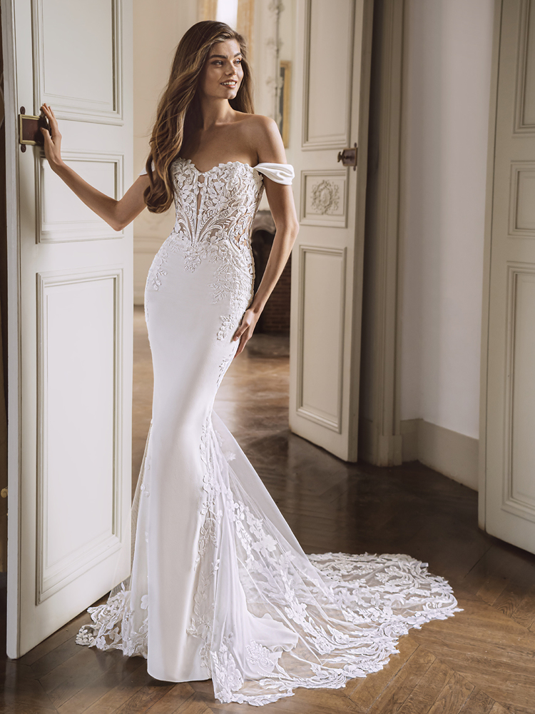 Off-shoulder trouwjurk Fendi van Etoile by Enzoani, vooraanzicht van het zeemeermin silhouet met see-through kanten lijfje.