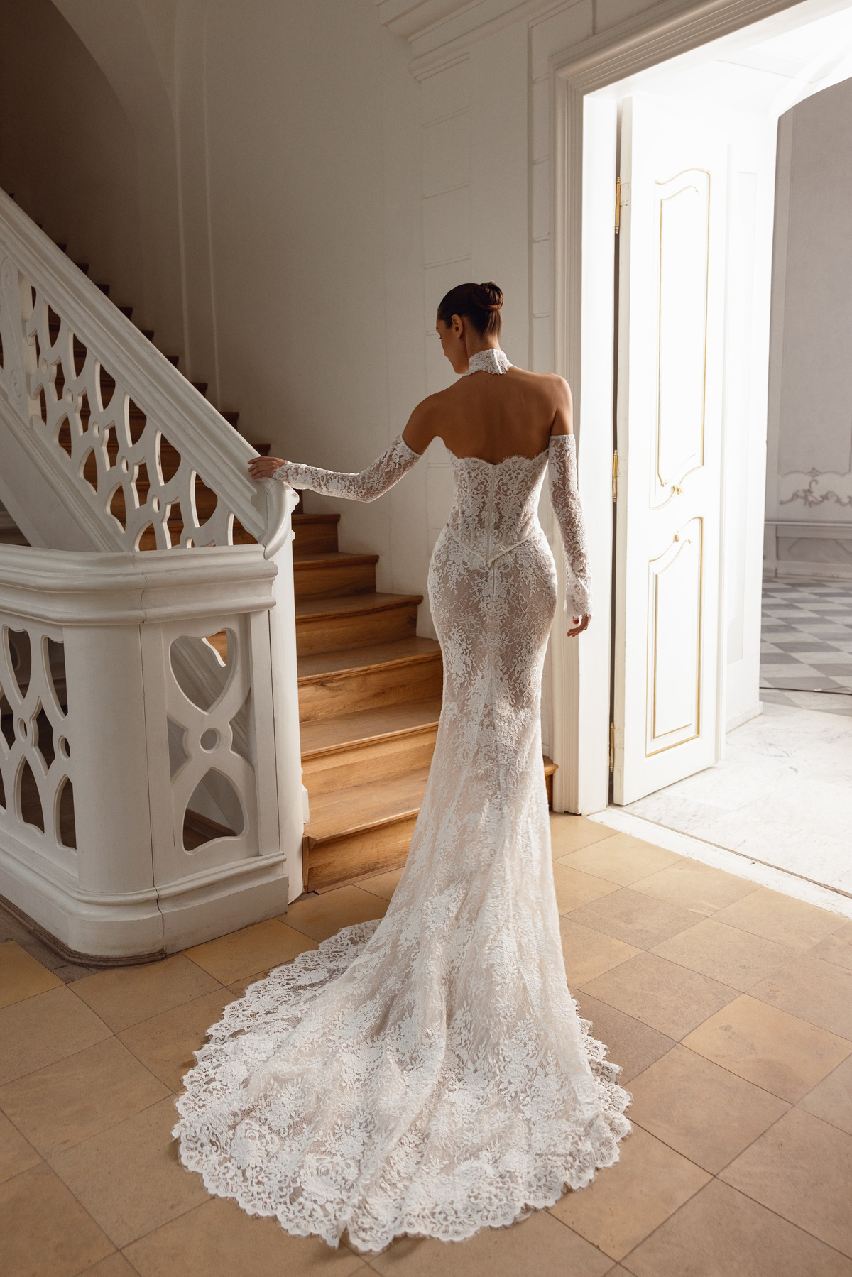 Trouwjurk met open rug Rose van Tina Valerdi. Achteraanzicht van de sexy kanten jurk met see-through en lange mouwen.