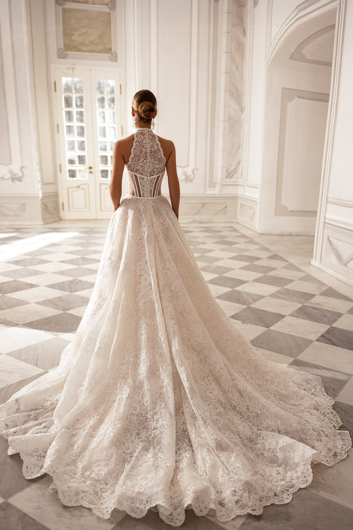 A-lijn trouwjurk Jane van Tina Valerdi, achteraanzicht met kanten korsetlijfje en een hoge hals.