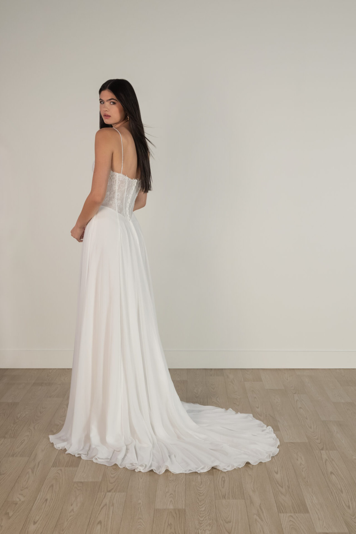 A-lijn trouwjurk 8140 van Stella York, achteraanzicht met kanten korsetlijfje en een flowy chiffon rok met sleep.