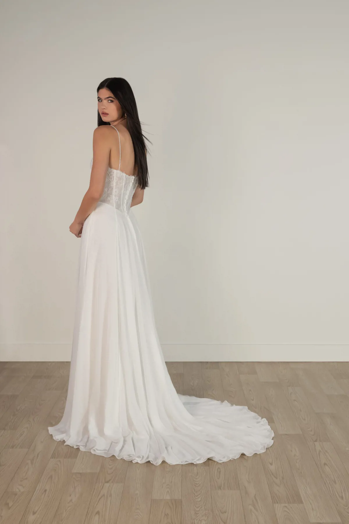 A-lijn trouwjurk 8140 van Stella York, achteraanzicht met kanten korsetlijfje en een flowy chiffon rok met sleep.