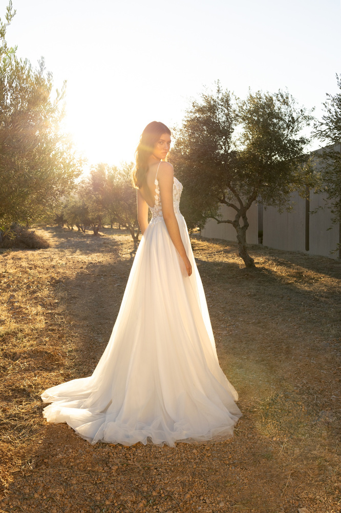 A-lijn trouwjurk L1177 van Orea sposa, achteraanzicht met een kanten lage rug en een flowy tule rok.