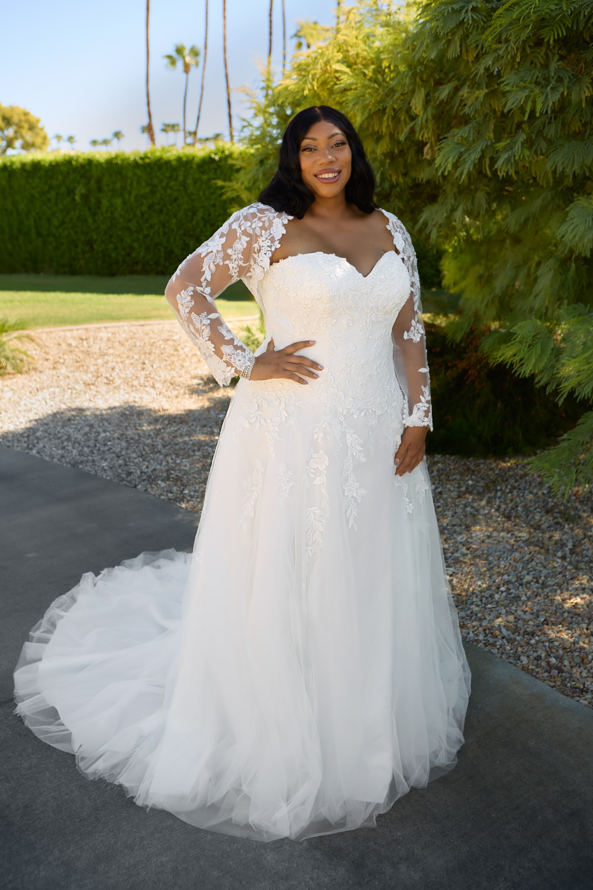 A-lijn trouwjurk 26332 van Tres chic met lange kanten mouwen en tule rok. Vooraanzicht van de romantische bruidsjurk.