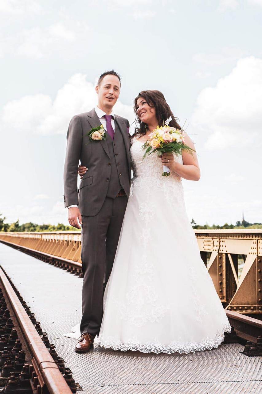 Bruidsrecensie Elle op burg in bruidsjurk