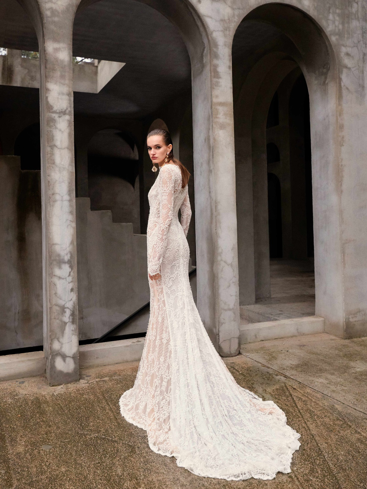 Trouwjurk met kant en lange mouwen Hermosa van Galia Lahav, achteraanzicht met lange sleep, exclusief bij Bruidshuis Diana.