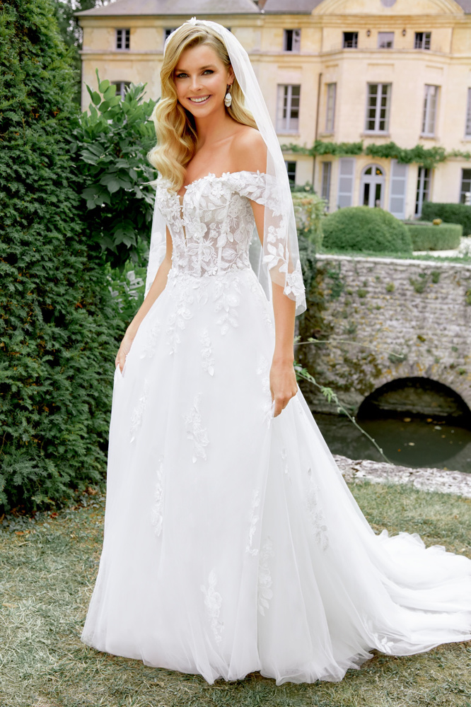 Off-shoulder trouwjurk met kant 44520 Sincerity Bridal. Vooraanzicht romantische A-lijn met see-through korsetlijfje.