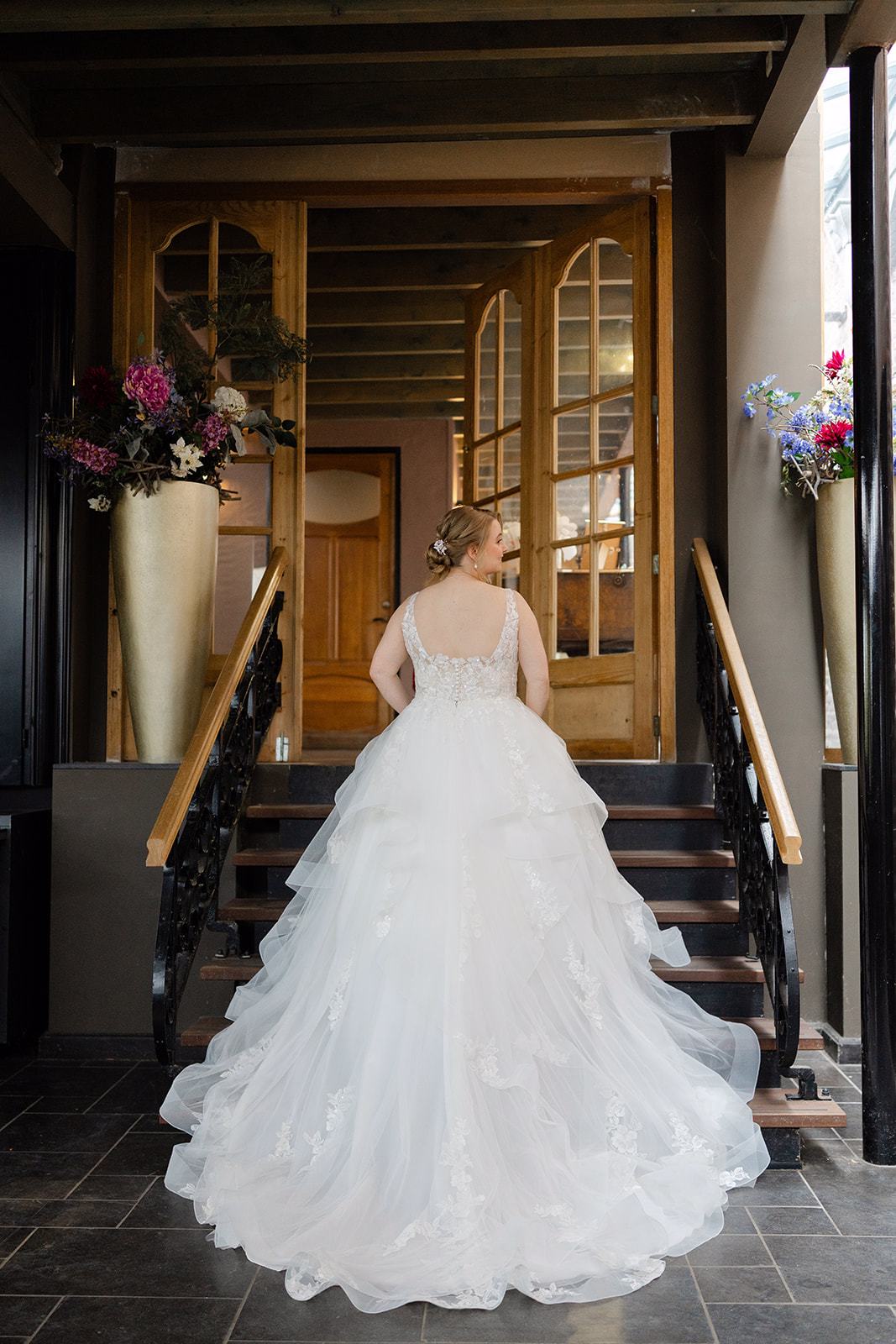 2.	real bride chantal verleg in een romantische ballgown trouwjurk samen met sander
